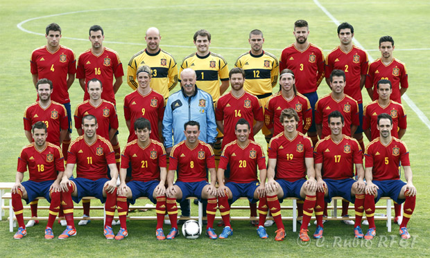 Los jugadores posan con Vicente del Bosque en la Ciudad Deportiva de Las Rozas (Madrid)©foto: RFEF/C.Rubio