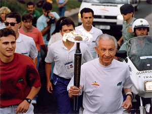 Juan Antonio Samaranch, con la antorcha ol�mpica �COI