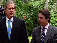 Fotografa Bush y Aznar pasean por los jardines de la Casa Blanca