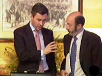 Fotografía Ángel Acebes y Alfredo Pérez Rubalcaba en la última reunión del Pacto Antiterrorista, que acordó la reforma de la Ley de Partidos