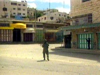 Fotografa Un soldado israel avanza por las calles desrticas de Beln tras la huida de los habitantes palestinos