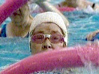 Fotografía Nadar en la piscina, una de las actividades que los médicos recomiendan para la Tercera Edad