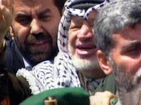 Fotografa Yasir Arafat, recibido por una multitud de palestinos al salir de su confinamiento