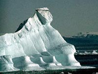 Fotografa Un fragmento del iceberg desprendido y que navega a la deriva por el ocano