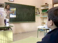 Fotografa Una profesora de ESO da clases a un grupo de alumnos de Primaria