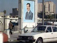Fotografa Un cartel con la imagen de Sadam Husein en la capital iraqu, Bagdad