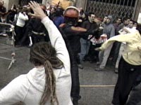 Fotografía Un ertzaina detiene a un miembro de Batasuna durante una acción contra el entramado de ETA