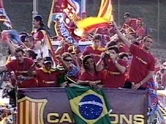 Fotografa de Portada: Los jugadores azulgrana celebran el ttulo a su llegada a Barcelona