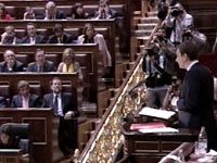 Fotografa Zapatero interviene en el Debate bajo la atenta mirada de Rajoy