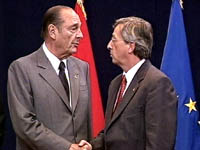 Fotografa Jacques Chirac conversa con el presidente de turno de la UE, Jean Claude Juncker, a su llegada al Consejo Europeo