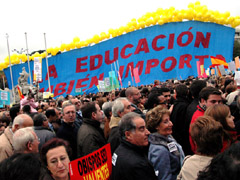 Fotografía de Portada: La manifestación, a su paso por La Cibeles (FOTO: Álvaro Abellán)