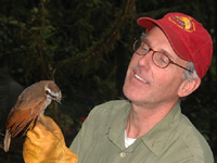 Fotografa El doctor Bruce Beehler, con un ejemplar de las especies descubiertas