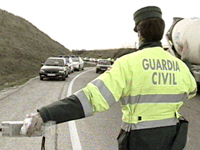 Fotografa Un agente de la guardia Civil detiene un vehculo para un test de alcoholemia