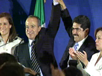 Fotografa El nuevo presidente de la Repblica de Mxico celebra la victoria