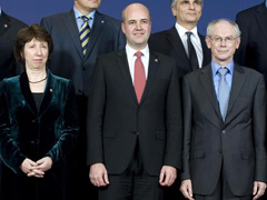 Fotografía Ashton (i) y Van Rompuy (d) junto al presidente de turno, el sueco Fredrik Reinfeldt (FOTO: www.consilium.europa.eu)