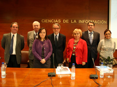 Fotografa La nueva doctora, tras la presentacin junto al tribunal y la directora de la tesis