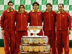 Los tenistas españoles posan con la copa y el capitán del equipo (FOTO: Federación Española de Tenis)