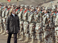 Fotografa de Portada: Chacn, en su reciente visita a las tropas en Afganistn (FOTO: Ministerio de Defensa)