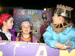 Fotografa de Portada: Unos nios comparten carroza con uno de los Reyes Magos (FOTO: LaSemana.es)