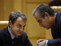 Fotografa Zapatero habla con el ministro Corbacho en el Senado(FOTO: Partido Socialista)