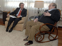 Fotografa Miguel Delibes, con el ex ministro de Cultura Csar Antonio Molina en 2007 (FOTO: Jorge Salvador/Crculo de Lectores)