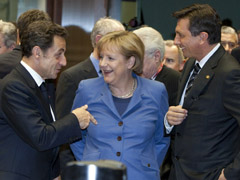 Fotografa de Portada: Sarkozy y Merkel conversan con el primer ministro esloveno (FOTO: Consejo Europeo)