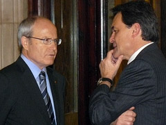 Fotografa de Portada: Montilla y Mas conversan en el Parlamento de Catalua (FOTO: CiU)