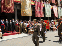 Fotografa de Portada: Los militares rinden honores en la procesin del Corpus de Toledo (FOTO: Ayuntamiento de Toledo)