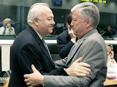 Fotografa de Portada: El ministro de Exteriores de Espaa, Miguel ngel Moratinos, saluda a su homlogo hngaro (FOTO: Comisin Europea)