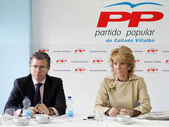 Fotografa Esperanza Aguirre, con el consejero Francisco Granados (FOTO: PP de Madrid)