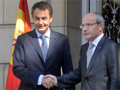 Fotografa de Portada: Zapatero y Montilla se apretan las manos antes de la reunin (FOTO: Presidencia del Gobierno)