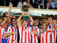 Fotografa Antonio Lpez levanta la Supercopa junto a sus compaeros (FOTO: Uefa)