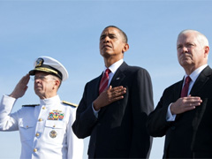 Fotografa Obama escucha el himno nacional en el homenaje del Pentgono (FOTO: Casa Blanca/Pete Souza)