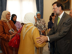 Fotografa de Portada: Rajoy saluda a un grupo de mujeres musulmanas en su visita a Melilla (FOTO: PP/Diego)