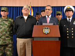 Fotografa de Portada: El ministro de Defensa, Rodrigo Rivera Salazar, en la rueda de prensa por la muertye del 