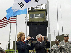 Fotografa de Portada: (Hillary Clinton (d) observa Corea del Norte desde la zona desmilitarizada. FOTO: Secretara de Estado de EE.UU.)