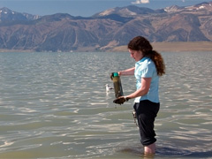 Fotografa de Portada: Una biloga toma muestras qumicas en un lago de EE.UU. (FOTO: www.nasa.gov)