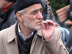 Fotografa Un fumador, con su cigarro (FOTO: OMS/T. O