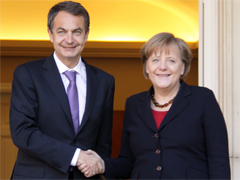 Fotografa Zapatero y Merkel se saludan a su entrada en La Moncloa (FOTO: Presidencia del Gobierno)