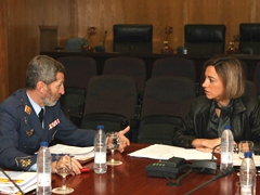 La ministra Chacón recibe las explicaciones del ataque a Libia (FOTO: Ministerio de Defensa)