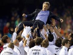Fotografa Los jugadores levantan a Mourinho tras la consecucin del ttulo (FOTO: Real Madrid)