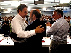 Fotografa de Portada: Rubalcaba se abraza con Zapatero ante el Comit Federal del PSOE (FOTO: Partido Socialista)