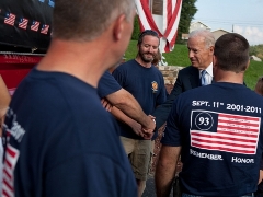 Fotografa El vicepresidente de EEUU, Joe Biden, con las familias de las vctimas de un avin del 11-S (FOTO: Casa Blanca)