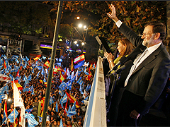 Fotografa Rajoy celebra la victoria desde el balcn de la sede del PP (FOTO: Partido Popular)