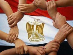 Fotografa de Portada: Un grupo de manifestantes unen sus manos ante la bandera del pas (FOTO: Gobierno de Egipto)