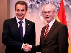 Zapatero saluda a Van Rompuy (FOTO: Consejo de la Unión Europea)