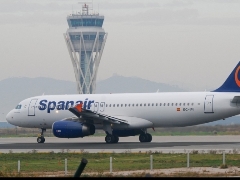 Fotografa de Portada: Un avin de la compaa aterriza en el aeropuerto de Madrid [foto: Spanair]