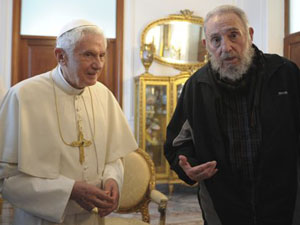 Fotografa Benedicto XVI, con Fidel Castro durante la visita a Cuba (foto: Agencia Cubana de Noticias)