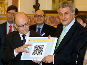 Fotografa de Portada: El ministro Montoro entrega los Presupuestos al presidente de las Cortes (foto: Congreso de los Diputados)