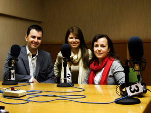 Fotografa La periodista de Inforadio Anabel Frutos, tras la entrevista con Almudena Hernndez y Pablo A. Iglesias